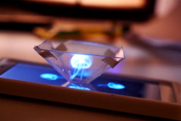Transformez votre téléphone en projecteur holographique grâce à l’impression 3D ! 